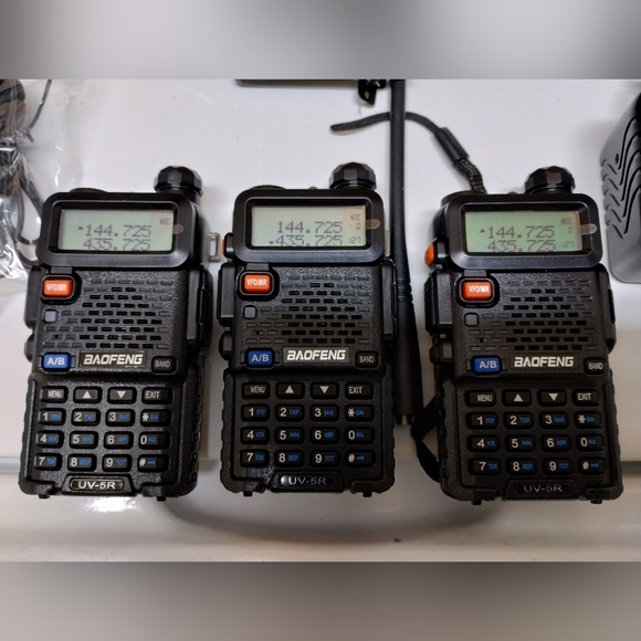 3 Baofeng UV-5r 2 way radios dual band - Picture 2 of 2